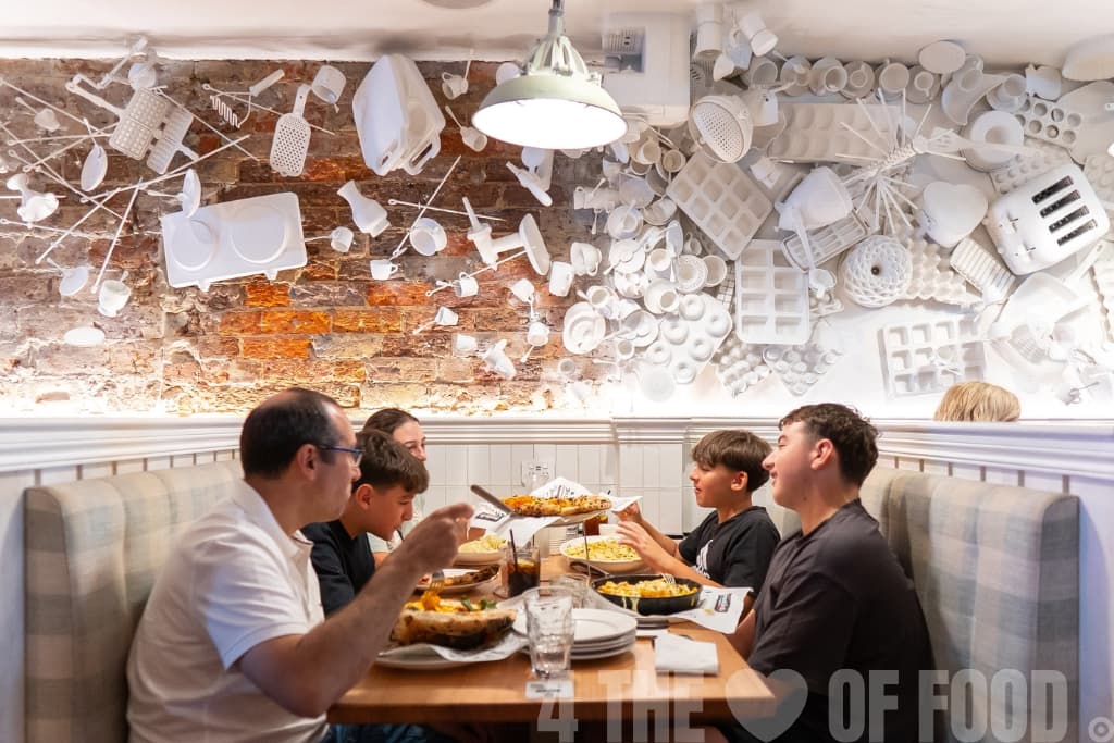 Frankie B’s Family Dining – Guests Enjoying Pasta & Pizza in a Stylish Booth